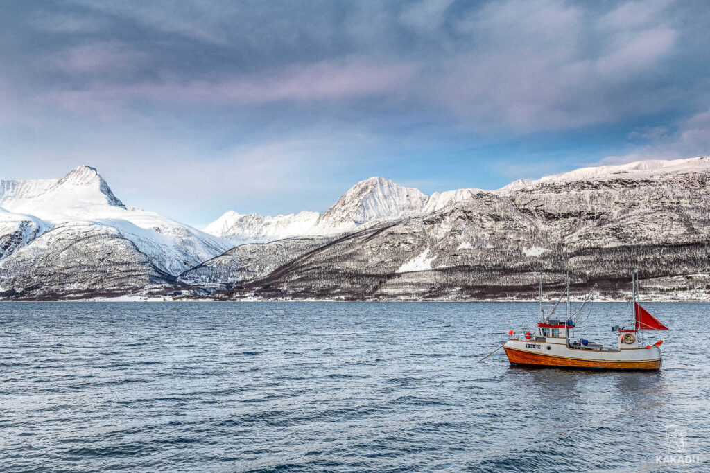 Kuter rybacki w arktycznej scenerii, Finnmark