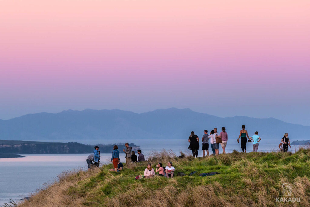 Wieczorny piknik na szczycie wygasłego wulkanu w dzielnicy Mount Eden