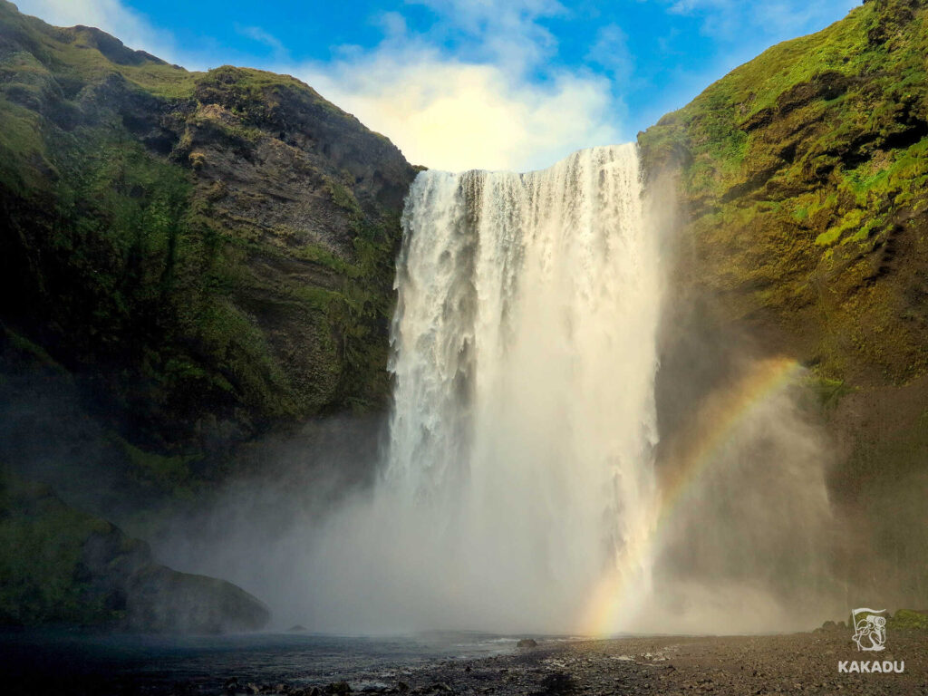 Głośny i zjawiskowy wodospad Skogafoss