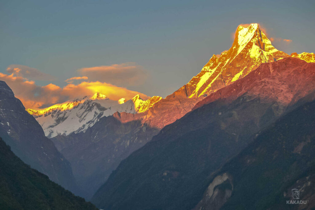 Zachodzące słońce “ogrzewa” szczyt Manaslu